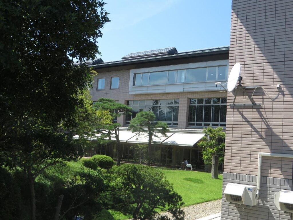 山形県立図書館裏庭