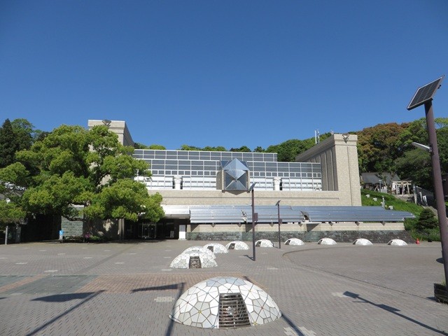 徳島県立図書館前面